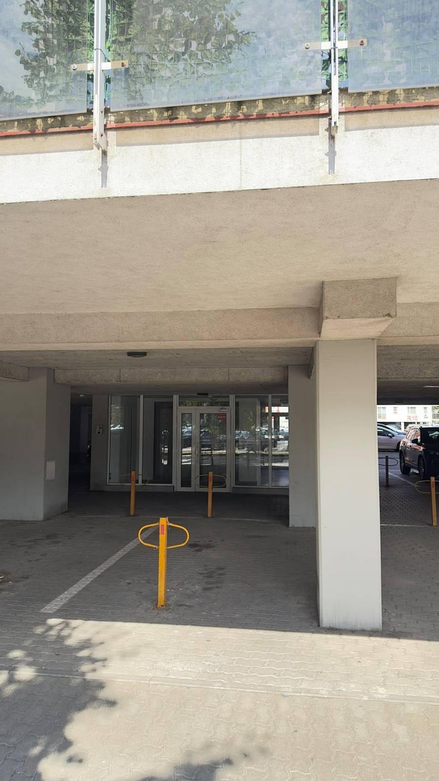 Loc de parcare interior de închiriat în Strada Roșiorilor, Arad