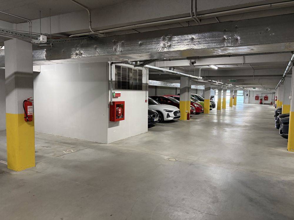 Loc de parcare interior de închiriat în Strada Păcii, Rosu