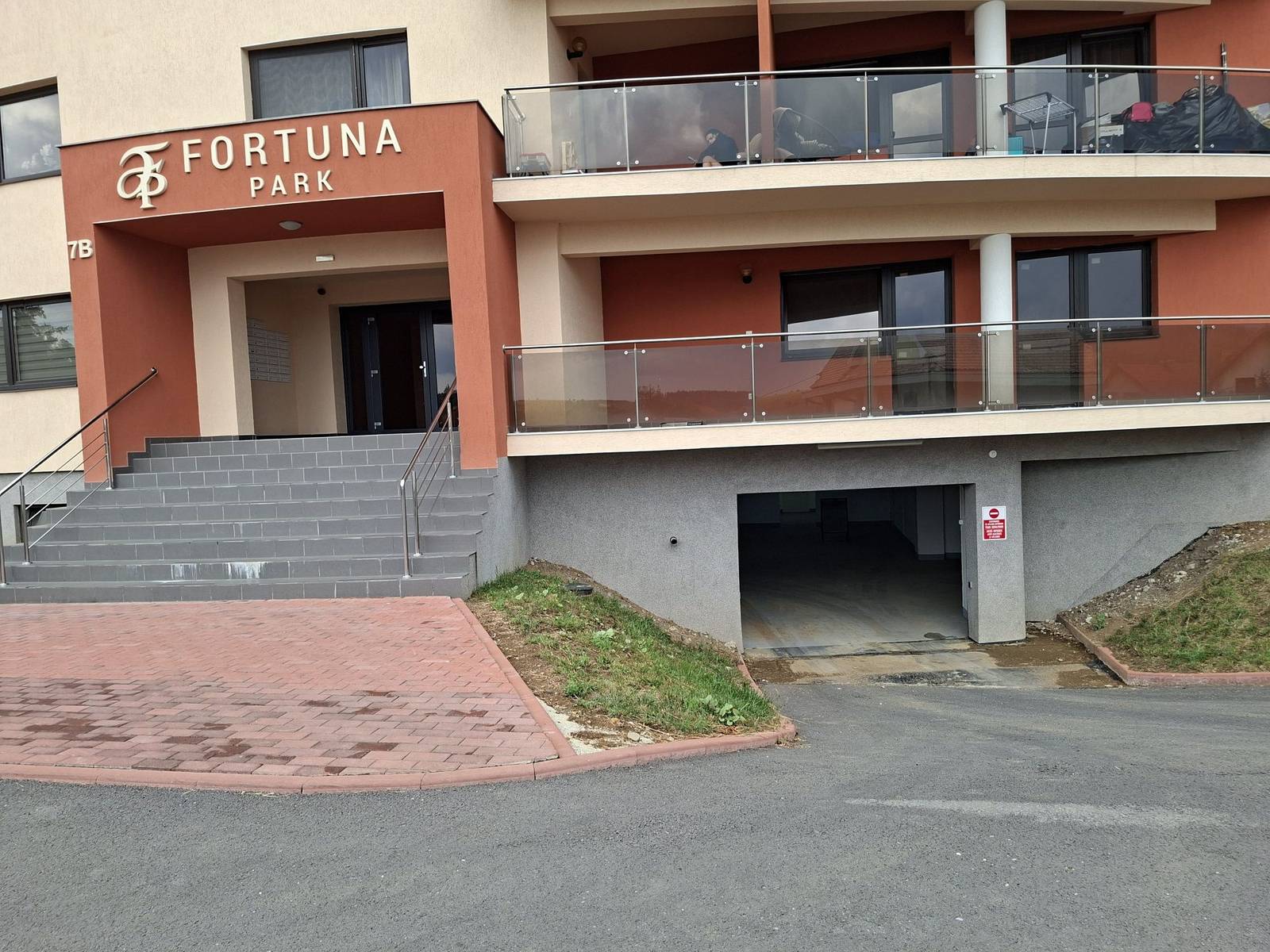 Loc de parcare interior de închiriat în Centru, Jigodin-Bai